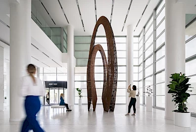 Novou dominantou Aupark Tower je umelecké dielo inšpirované baladou Janka Kráľa. Oceľové súsošie siaha do výšky 7,5 metra