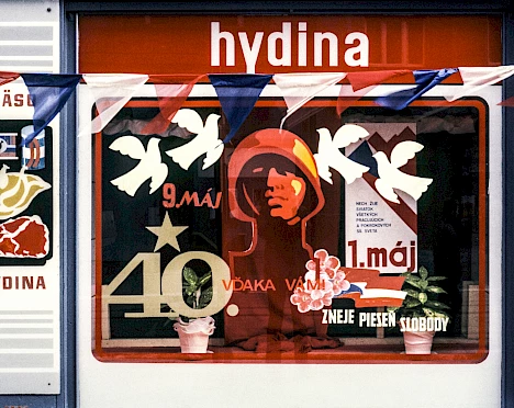 Sloboda sa rodí v čase: WOOD Real Estate prináša výstavu historických fotografií z Obchodnej ulice z obdobia pred rokom 1989