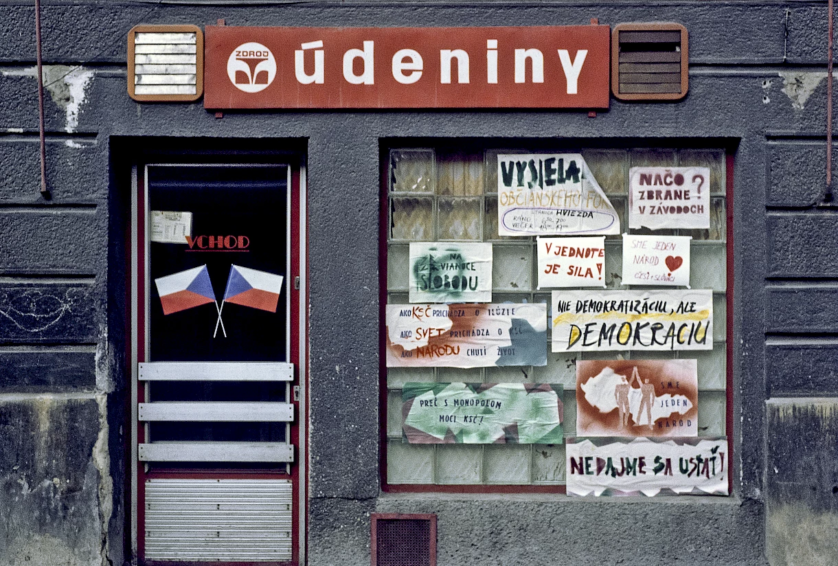 Sloboda sa rodí v čase: WOOD Real Estate prináša výstavu historických fotografií z Obchodnej ulice z obdobia pred rokom 1989