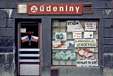 Sloboda sa rodí v čase: WOOD Real Estate prináša výstavu historických fotografií z Obchodnej ulice z obdobia pred rokom 1989